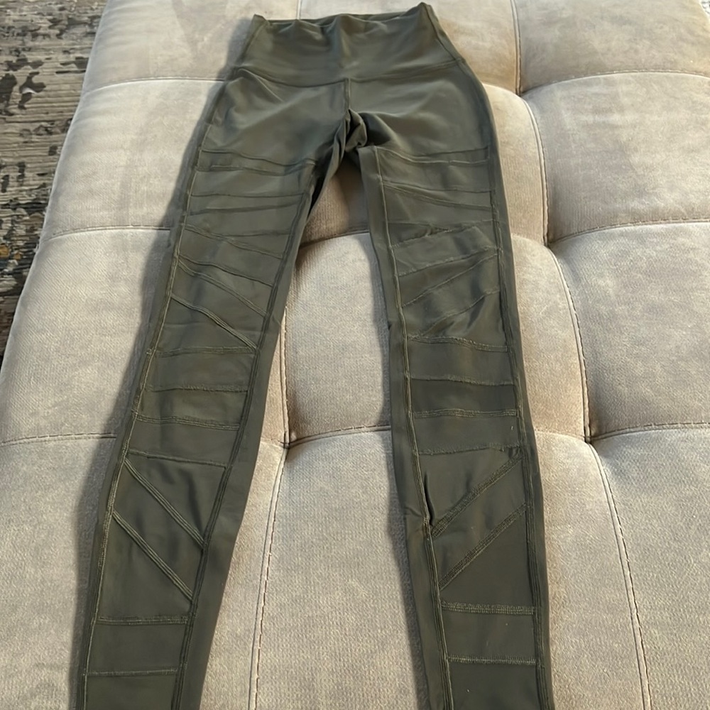 Lululemon wunder under 28” mesh detail legging size 2